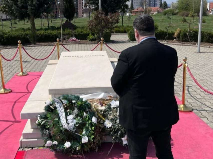 Deputeti suedez bën homazhe tek varri i Rugovës