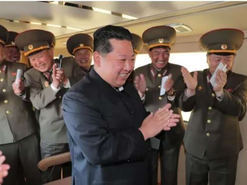 Kim Jong-un mbikëqyr testimin e raketës, ushtria gjuan dy predha