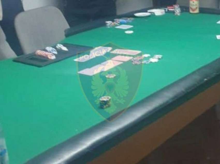 Tavolinë pokeri, çipsa dhe letra bixhozi, nën hetim 12 persona në Berat, mes tyre organizatori