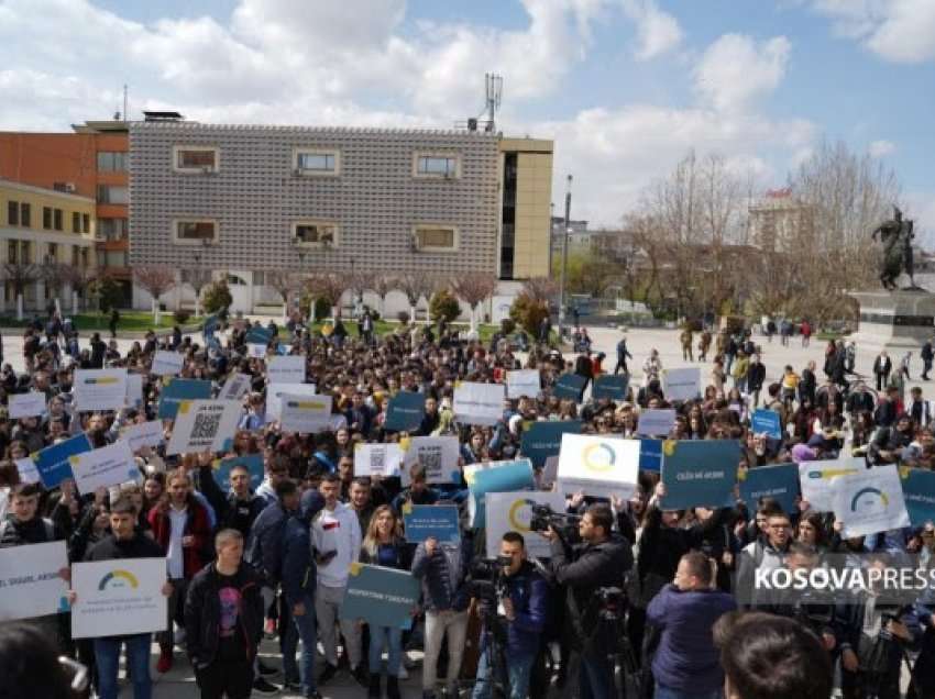 Nxënësit protestojnë mes thirrjesh, tregojnë pse “S’po shkohet në shkollë”