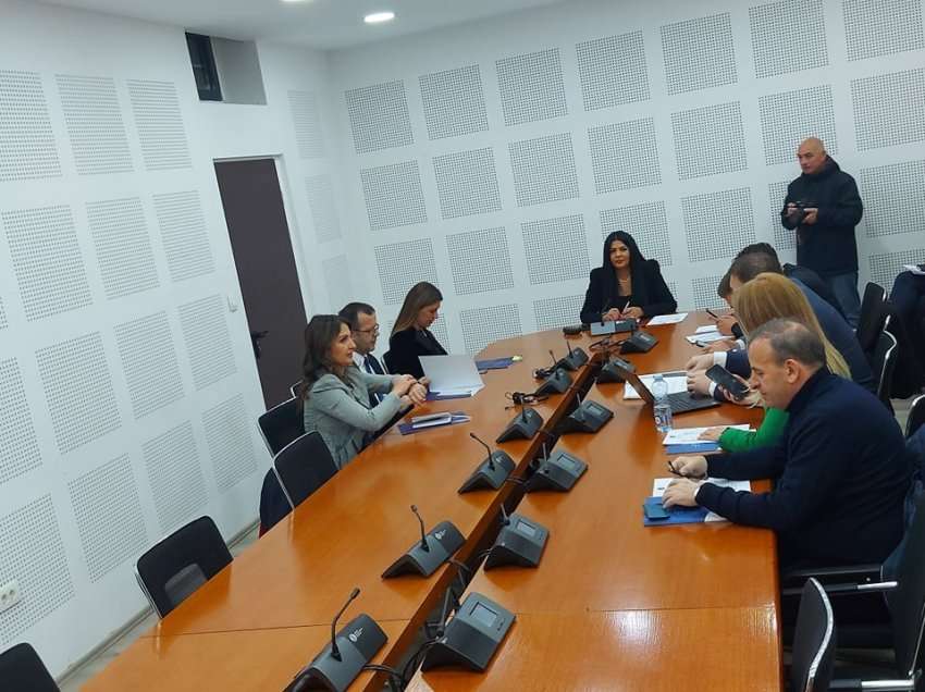 Opozita e bojkoton edhe raportimin e ministres Haxhiu, s’merr pjesë deri në themelimin e Komisionit Hetimor
