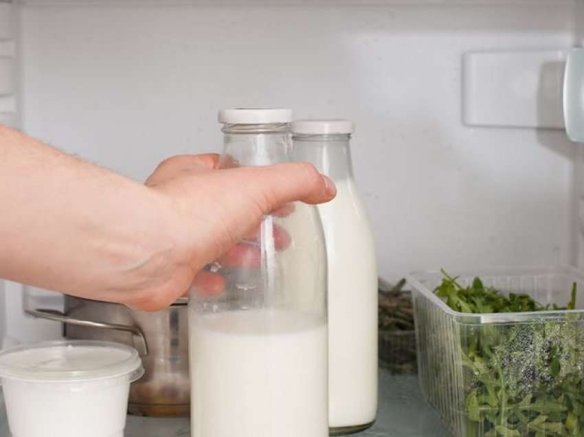 Nëse e mbani qumështin në këtë vend të frigoriferit, do të prishet më shpejt