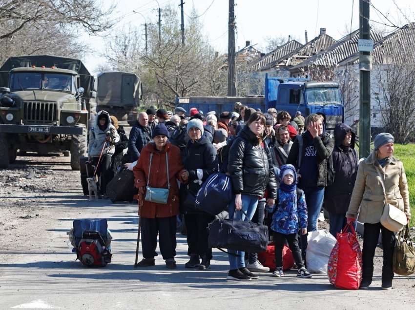 Një kolonë e vogël civilësh niset nga Mariupol