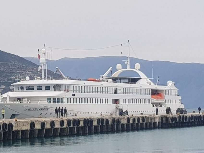 Anija turistike me 72 turistë francezë ankorohet në Vlorë