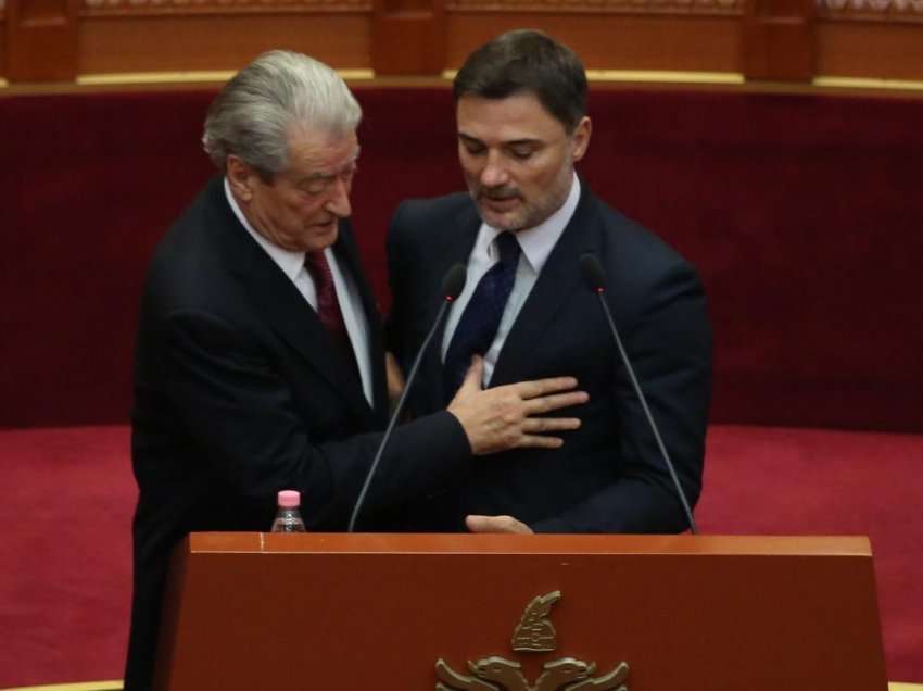 VIDEOLAJM/ Shikoni momentet kur Berisha shtyn me forcë Alibeajn për ta përzënë nga foltorja e Kuvendit