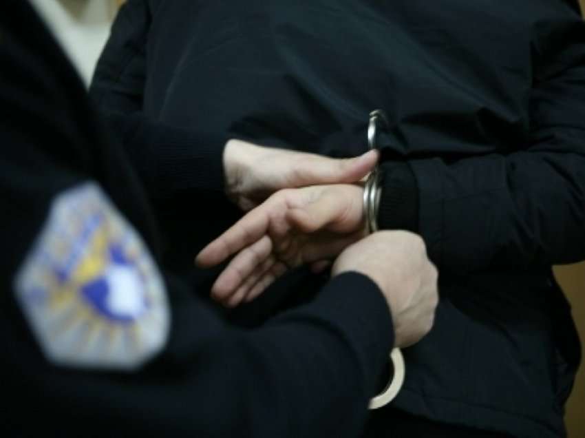 Morën paga pa shkuar në punë për mbi dy vjet, arrestohen tre zyrtarë në Novëbërdë