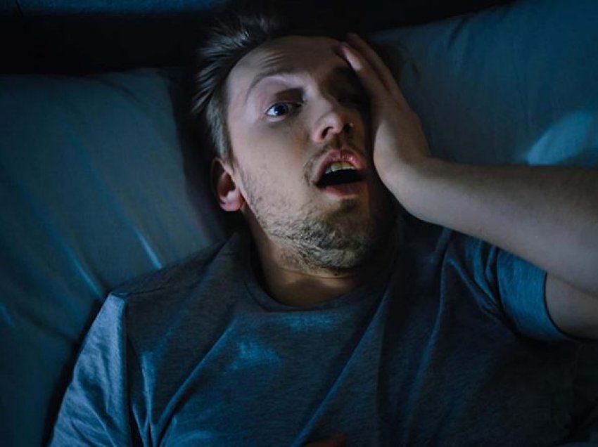 Çfarë duhet të bëni nëse ju ndodh një atak paniku gjatë natës – simptomat janë intensive, mund të çojnë në pagjumësi!