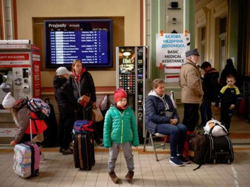  “Rreth 3 milionë persona janë larguar nga Ukraina në Poloni”
