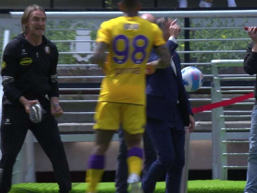 Trajneri heq këpucën gjatë sfidës dhe kërcënon lojtarin e tij për ta goditur