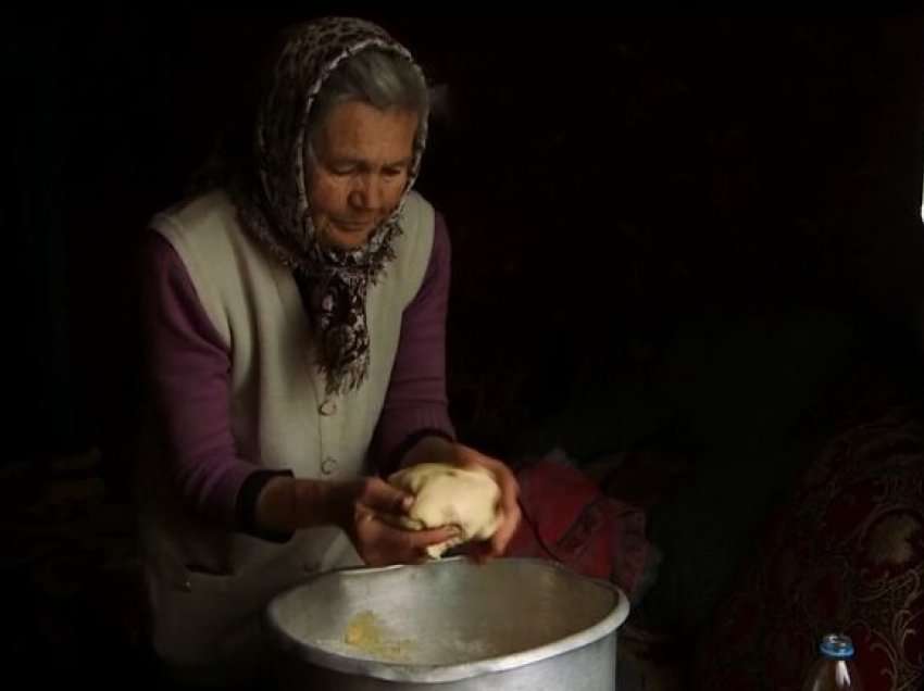 Mes rrënojash, gjyshja ukrainase pjek tortën e Pashkëve 