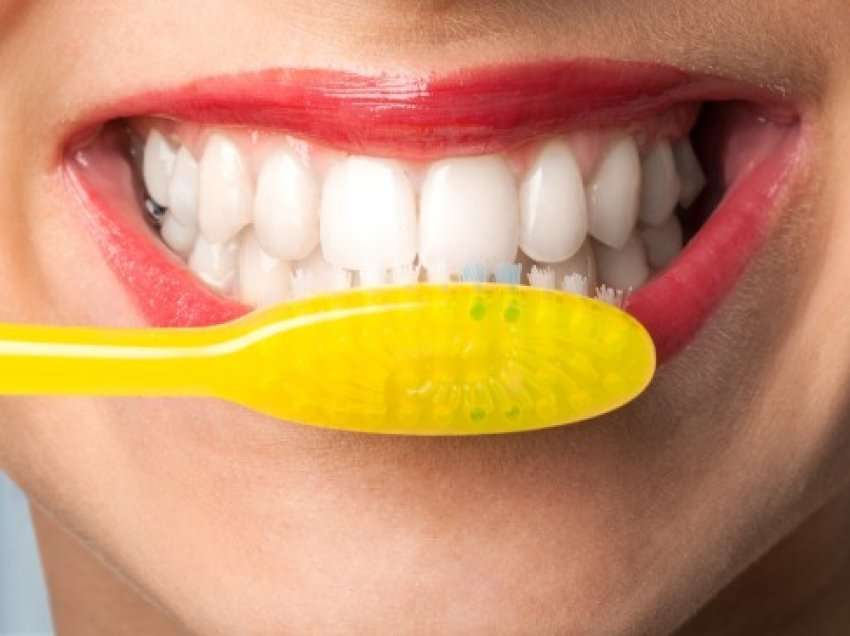 Zbardhja e dhëmbëve me vetëm 3 përbërës të thjeshtë në kushte shtëpie, duhet provuar nga të gjithë