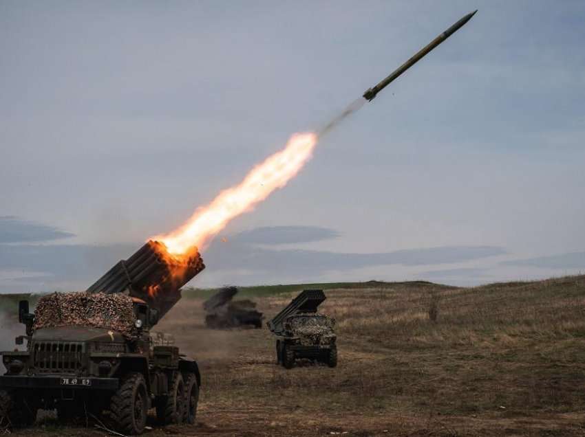 Rusia thotë se ka goditur depot e armëve në Kharkiv