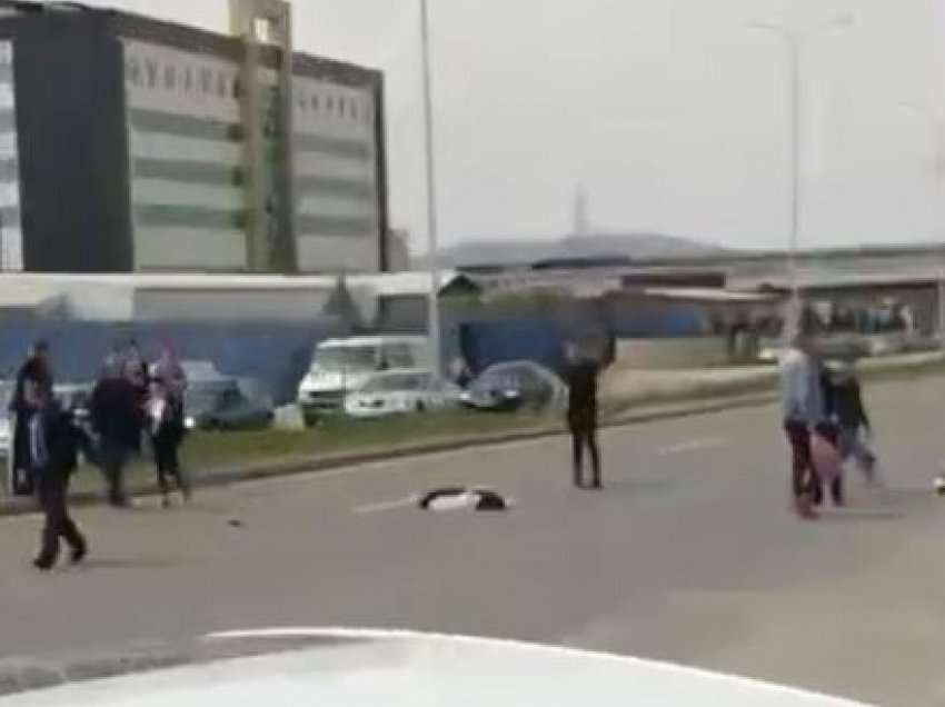 Pamje të rënda nga aksidenti ku këmbësorja u godit për vdekje në rrugën Prishtinë-Fushë Kosovë