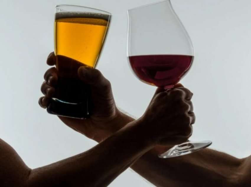 Studimi zbulon se personat që pinë verë të kuqe dhe të bardhë mbajnë më pak yndyrë të dëmshme rreth organeve të tyre sesa adhuruesit e birrës