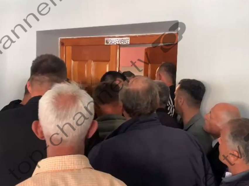 Zgjedhjet për kreun e PD/ Sherr dhe tension në Bulqizë, votuesit shtyjnë me forcë derën