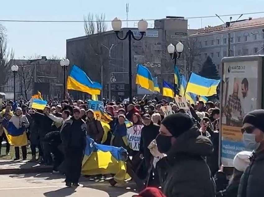 Forcat ruse shpërndajnë protestën e ukrainasve në Herson