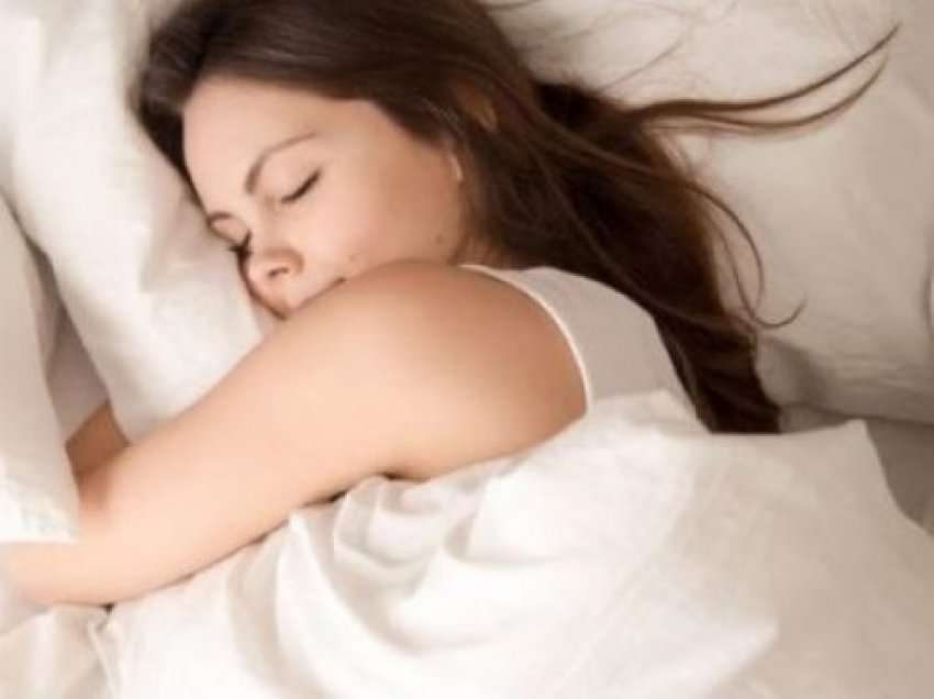 Pozicioni që ju ndihmon të flini më mirë gjatë natës