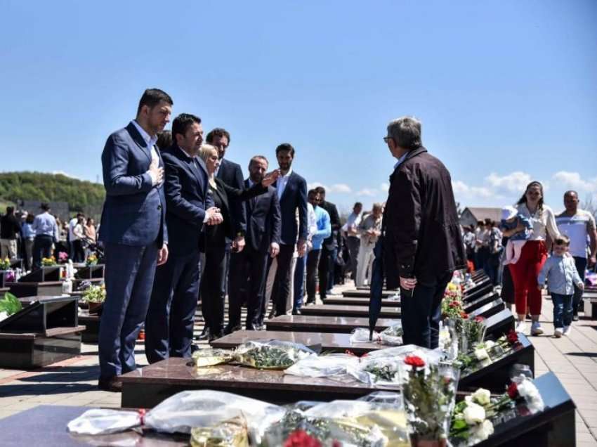 Krasniqi në Meje të Gjakovës: Kërkojmë zbardhjen e fatit të të pagjeturve dhe ndëshkimin e kriminelëve të luftës