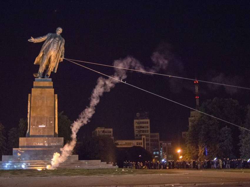 Rusia shton përpjekjet për të zhdukur identitetin ukrainas ndërsa Lenini rishfaqet në pjesën jugore të vendit