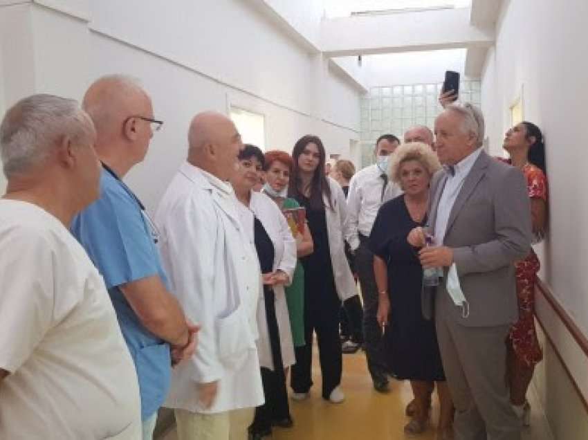 ​Ministri Latifi vizitoi spitalin e Mitrovicës