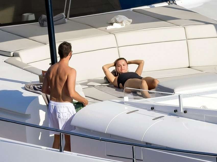 Selena Gomez shfaqet e afërt me producentin italian gjatë pushimeve në Positano