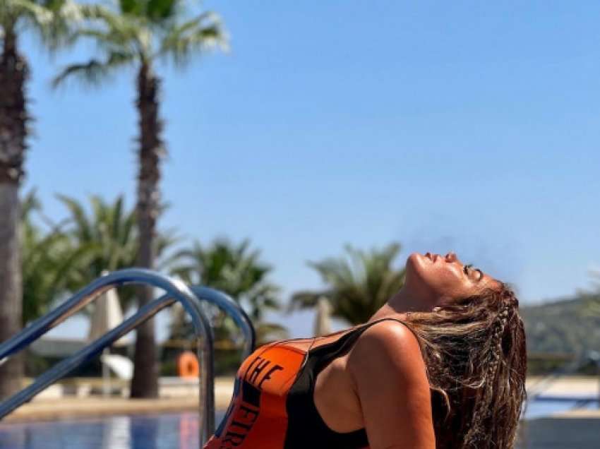 Pas kritikave, Arjola Demiri publikon foto me bikini për “t’u mbyllur gojën” fansave! 