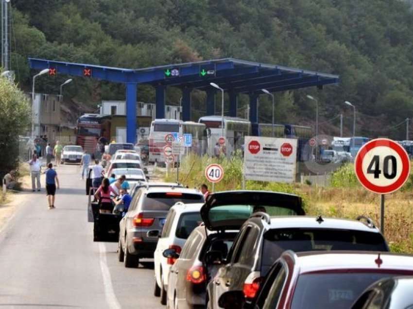 Vazhdojnë pritjet dhe kolonat e gjata në kufi – në Merdarë tri orë pritje për të dalë nga Kosova
