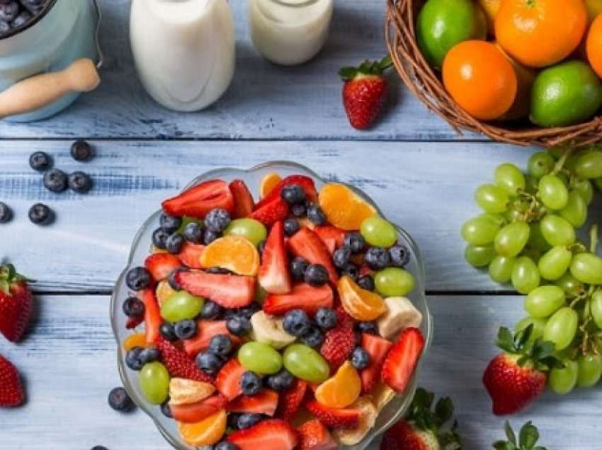 ​Cilat fruta përmbajnë më shumë sheqer?
