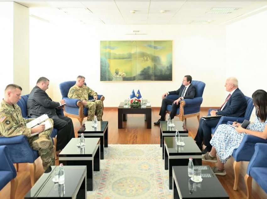Kryeministri Kurti takon komandantin e KFOR-it, bisedojnë për situatën në veri