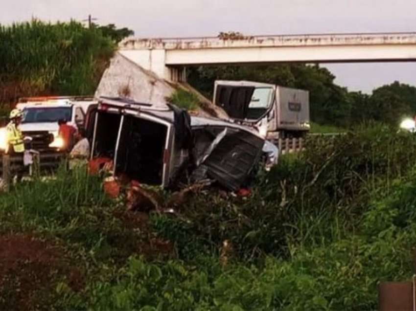 ​Meksikë: Minibusi përplaset me një lopë, 6 të vdekur e 10 të plagosur