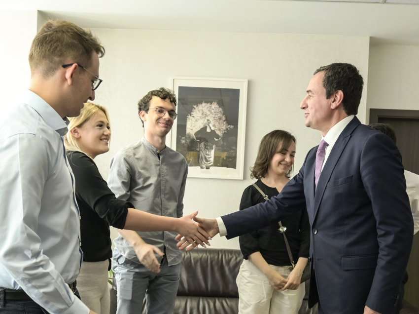 Kryeministri Kurti takoi studentët e mbështetur financiarisht nga MAShTI për studime në universitetet më prestigjioze në botë