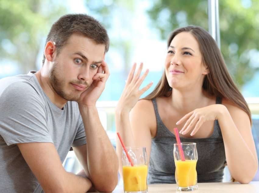 5 cilësi dhe sjellje që femrat mendojnë se u pëlqejnë meshkujve, por në fakt ata i urrejnë