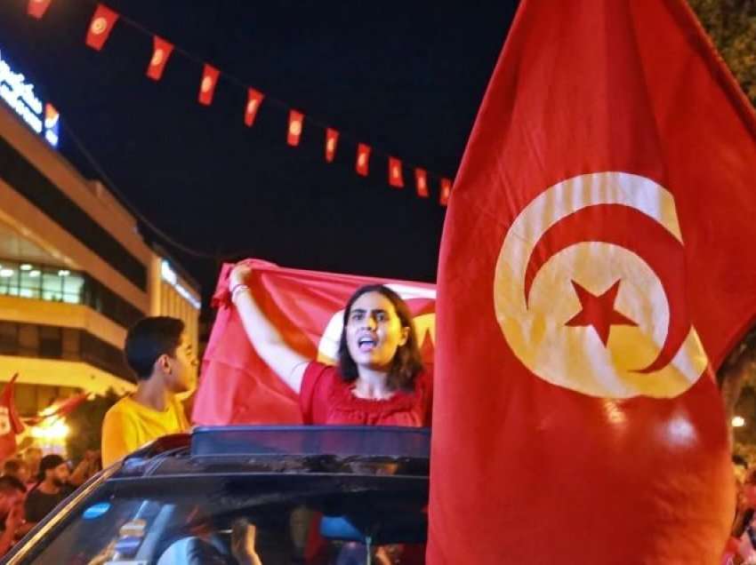 Tunizi: Kushtetuta e re nxit dyshime për një të ardhme të pasigurt