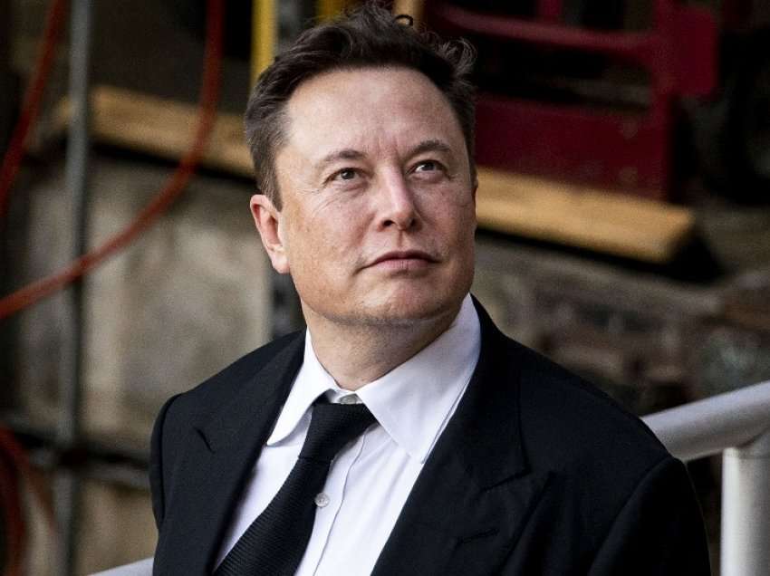Elon Musk shet një pjesë të madhe të aksioneve të Tesla-s