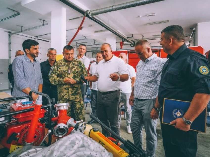 ​Ushtarët hungarez ndihmojnë me pajisje zjarrfikësit në Podujevë