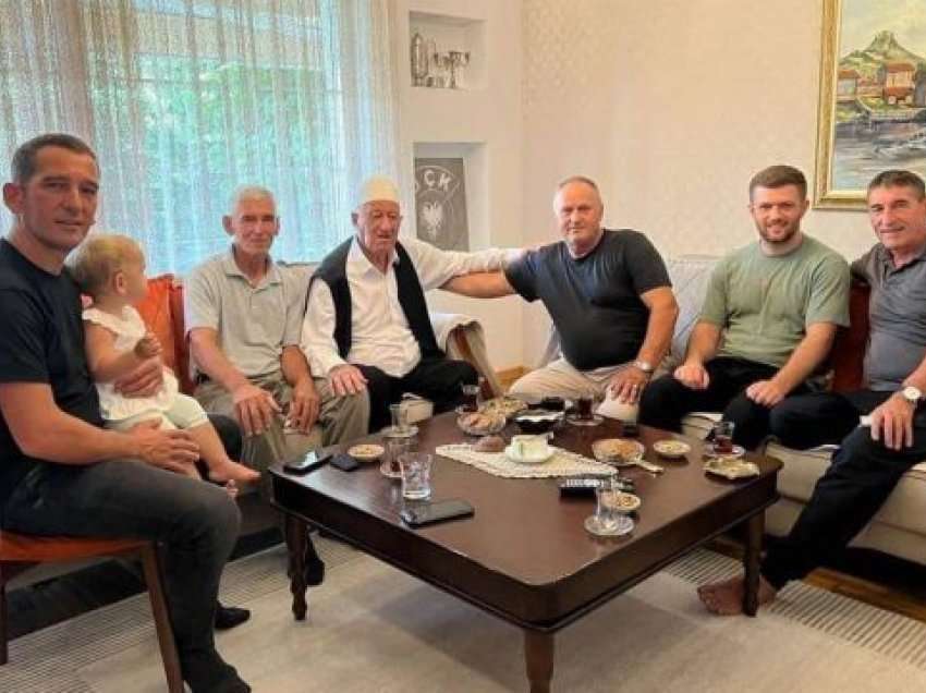 Babai i Hashim Thaçit viziton familjen e Kadri Veselit