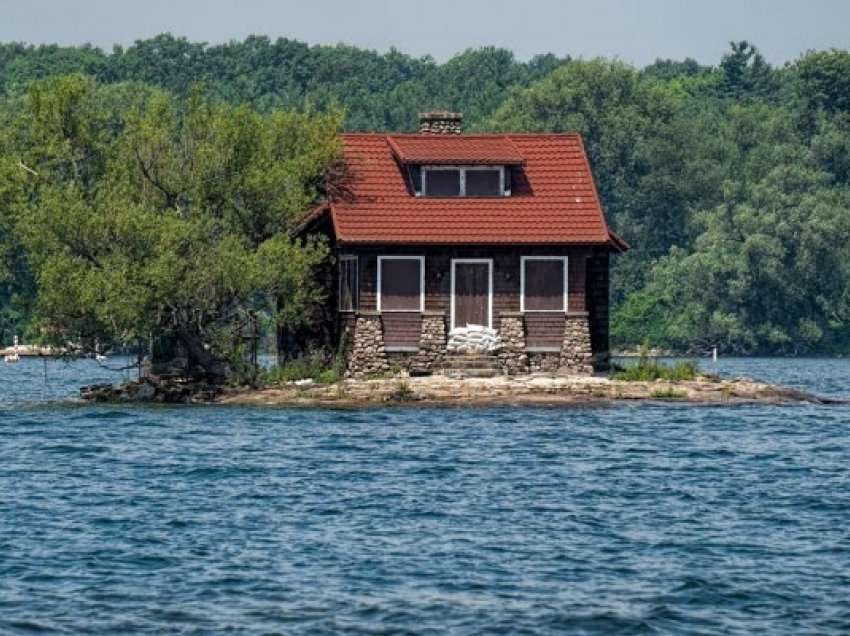​Ishulli më i vogël i banuar në botë me vetëm një shtëpi e një pemë