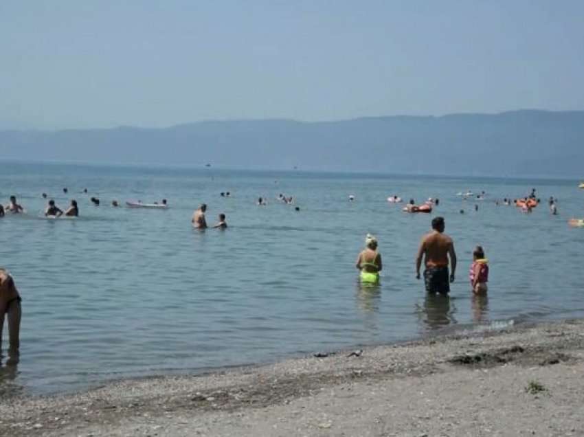 Turistët ankohen për pastërtinë në plazhet e Ohërit