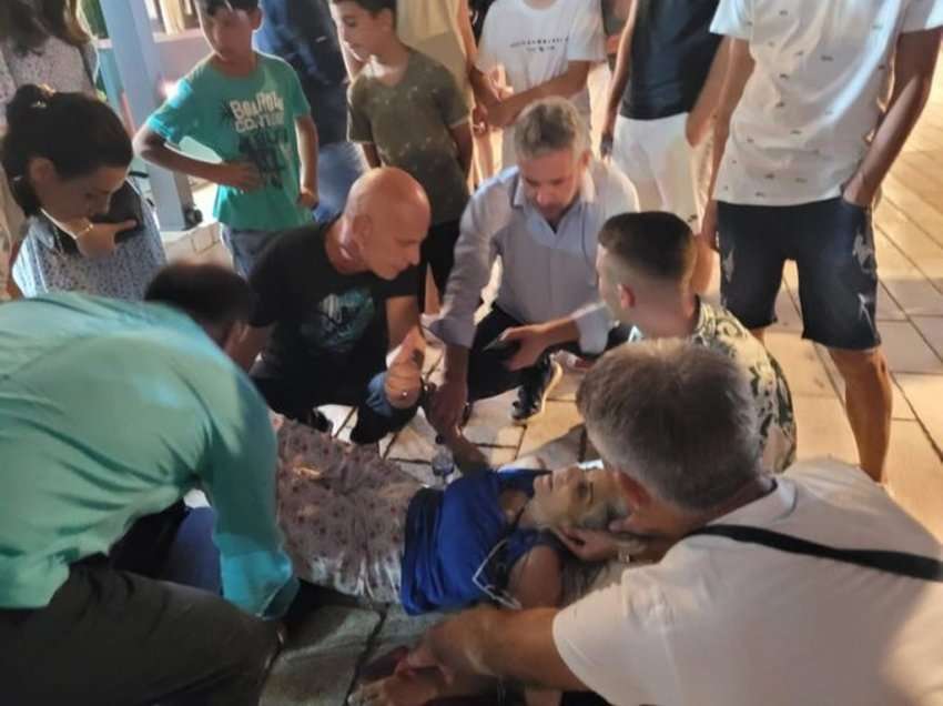 Turistja humbet ndjenjat, kryebashkiaku i Sarandës i jep ndihmën e parë
