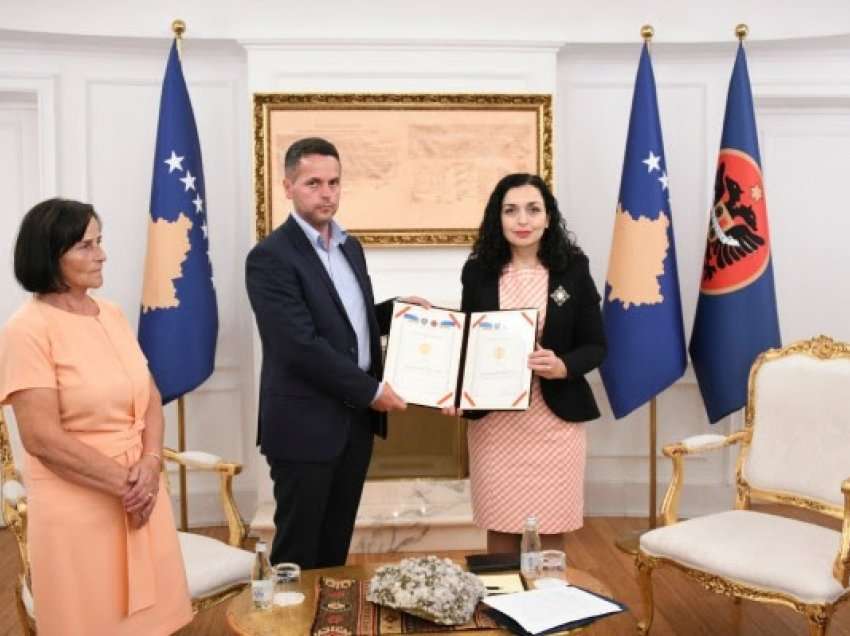 ​Presidentja Osmani ia dorëzoi “Urdhrin Hero i Kosovës” familjes së heroit Sali Çekaj