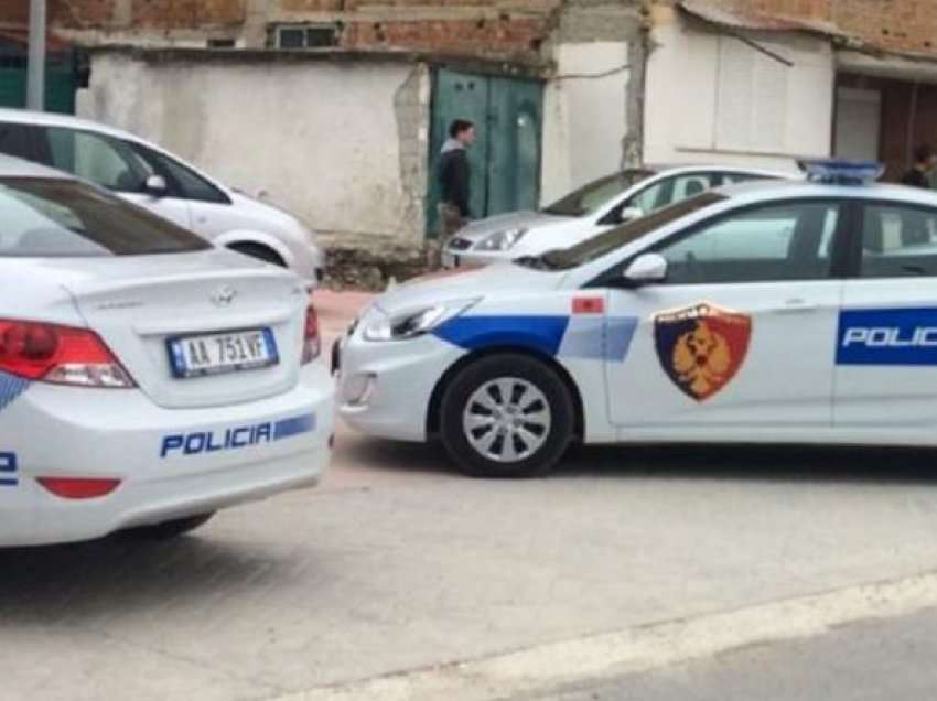 Hyri në shtëpi dhe i vodhi 10 mijë euro një gruaje, arrestohet i riu në Elbasan