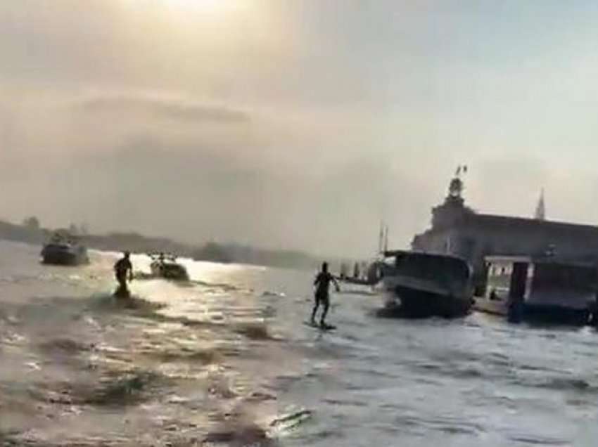 Po bënin sërf në ujërat e Venecias, e pësojnë keq dy turistët, kyebashkiaku del me mesazhin urgjent
