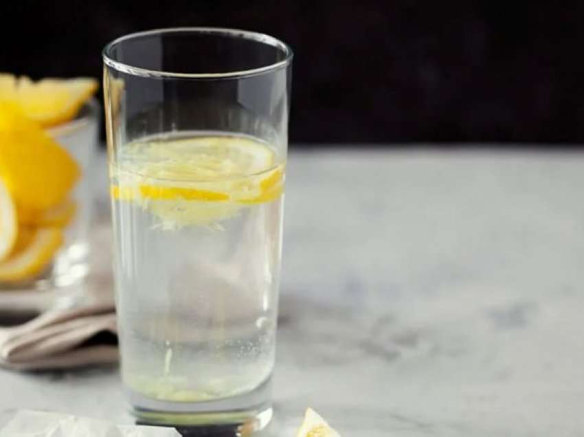Uji me limon kundër lodhjes së mëngjesit