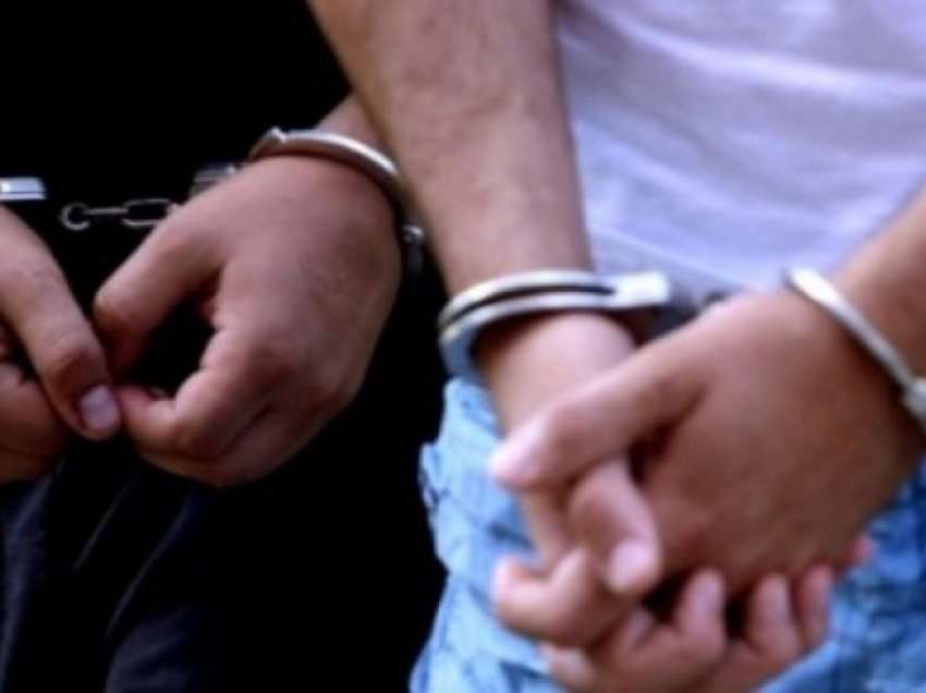 Një serb e një maqedonas arrestohen për vjedhje të veturës në Fushë Kosovë