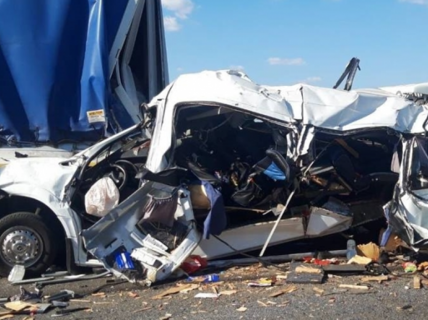 Të paktën 16 të vdekur pas përplasjes së kamionit me minibus në Rusi