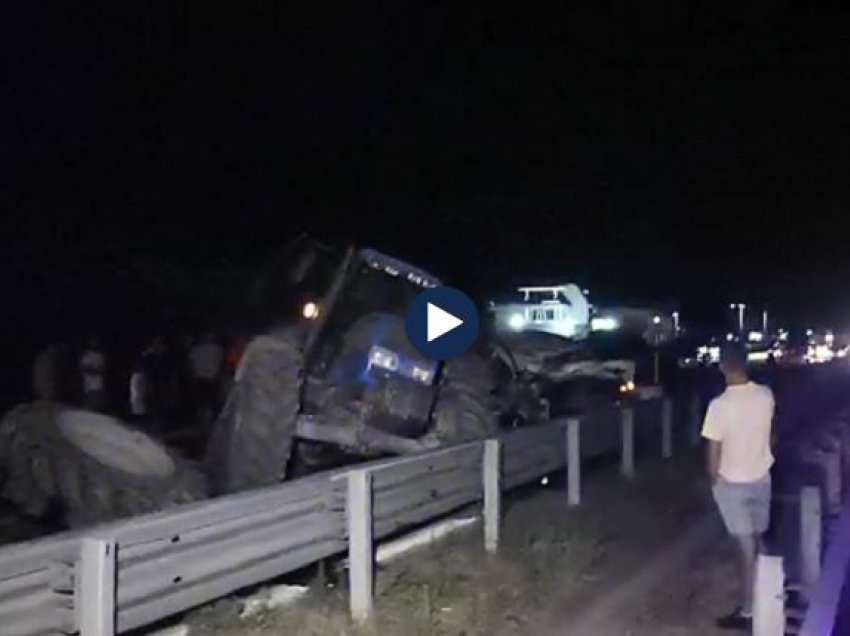 Fouristrada godet traktorin në Fier! Gjashtë personat e plagosur lëviznin në një makinë, tre prej tyre në operim