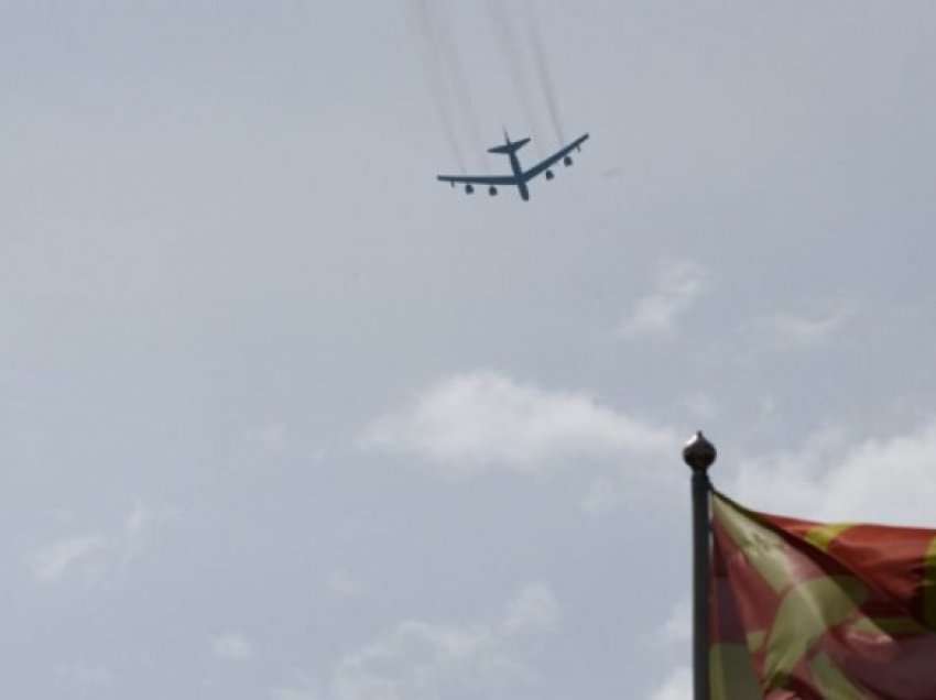 Avionët ushtarak amerikan B-52 fluturuan mbi qytetin e Shkupit