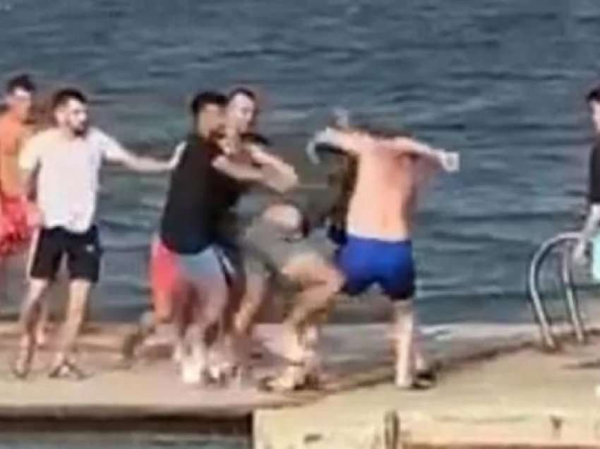 Pamej të tmerrshme/ Rrahje masive në një plazh në Turqi