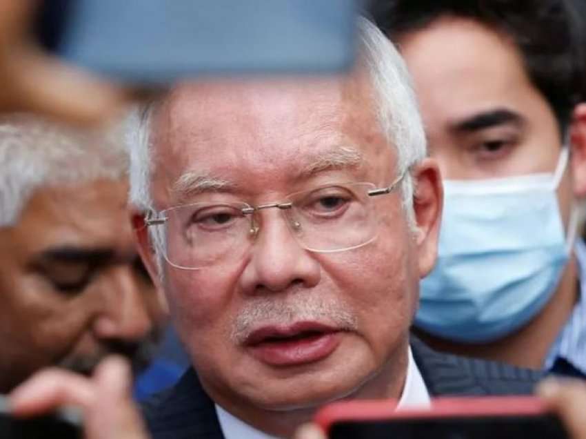 Ish-kryeministri i Malajzisë e fillon dënimin me burg prej 12 vjet