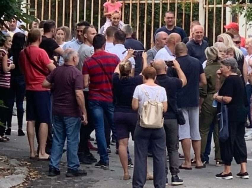 Kjo është arsyeja që disa serbë janë mbledhur para stacionit të Policisë së Kosovës në Veri